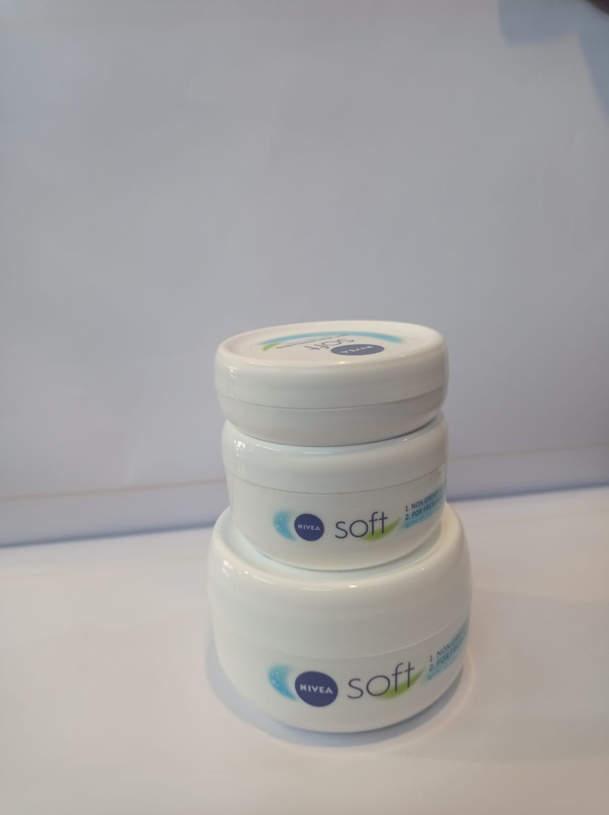 NIVEA SOFT CREAM.
